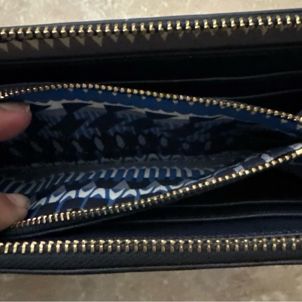 Vera Bradley Navy Leather Clutch Zip closure 3 compartments- Pre-loved Excellent - Picture 4 of 4